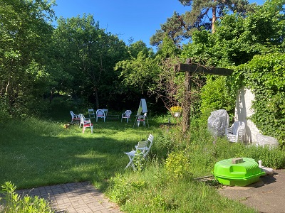 Garten mit Stühlen im Familienzentrum