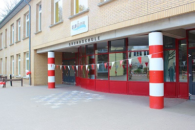 GBS Elbkinderschule Schuleingang mit Schulhof