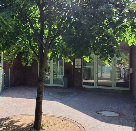 Eingang Kita unterm Kirchturm