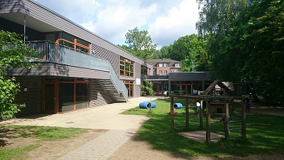Kita von außen mit Garten