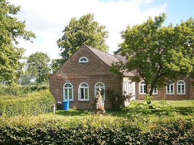 Altes Haus mit Bäumen