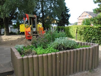 Spielplatz mit Spielhaus