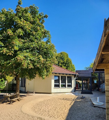 Eingangsbereich Kinderhaus Paul-Gerhardt mit großem Baum