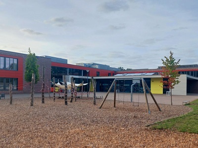 Schule mit Spielplatz