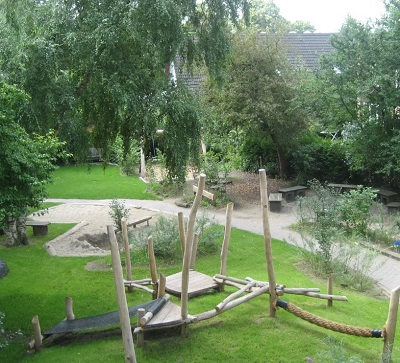 Garten mit Bäumen in Kita