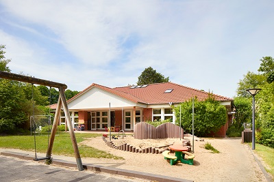 Kita mit Spielplatz vor dem Haus