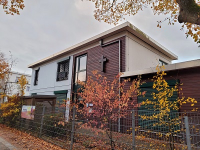 Kita Haus mit Baum