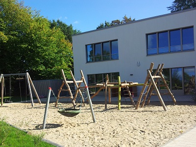 Eingang und Spielplatz vor Kindergarten